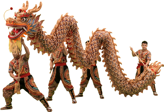 Cuatro danzantes con trajes tradicionales sosteniendo y manipulando un gran dragón dorado y naranja durante la danza del dragón sobre un fondo negro.