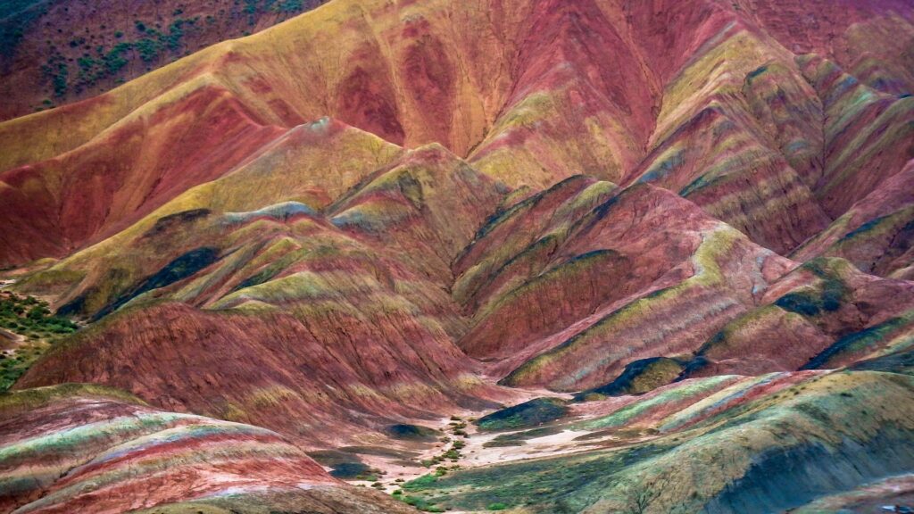 Montañas multicolores del Parque Geológico Zhangye Danxia, en la provincia de Gansu, China, con formaciones rocosas de tonos rojos, amarillos, verdes y azules