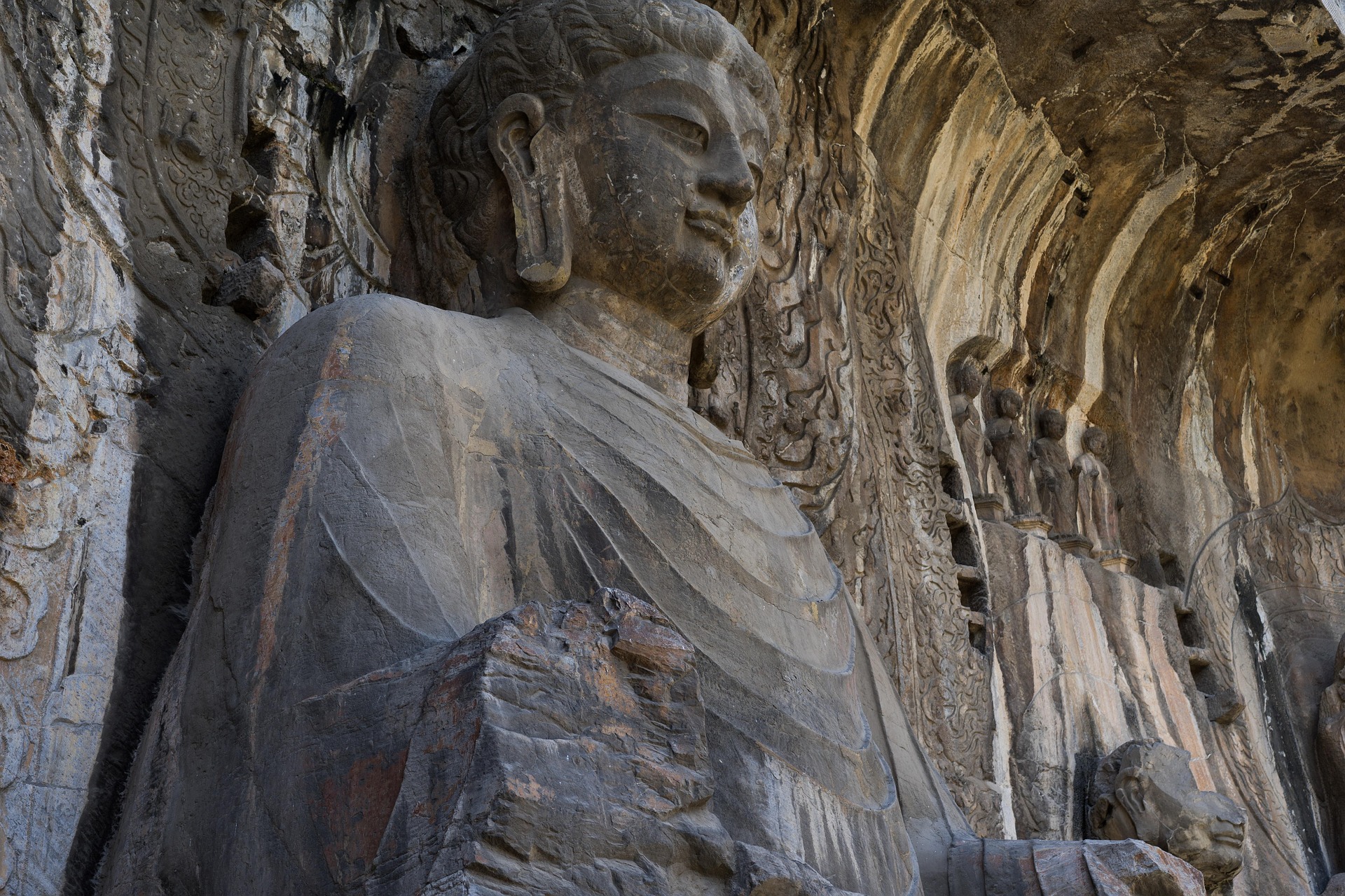 Gran estatua de Buda tallada en roca en las Cuevas de Longmen, un antiguo complejo de esculturas budistas ubicado en Luoyang, provincia de Henan, Chin